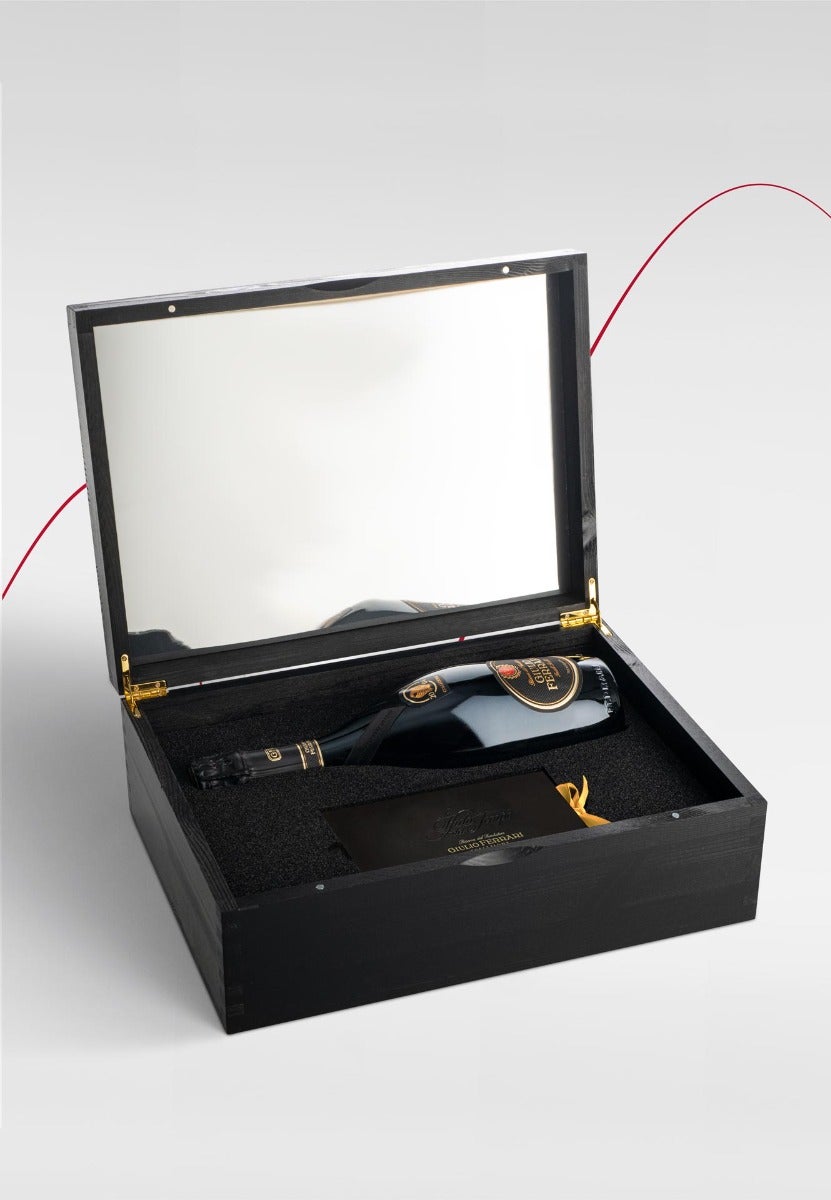 https://www.enotecalunelli.com/media/catalog/product/f/e/ferrari_giulio-collezione-2004_astuccio-aperto_v02_03_2.jpg